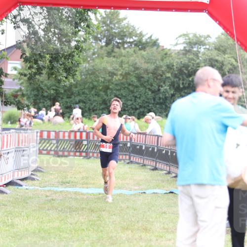 21.06.2026 - 29. Vierlanden-Triathlon Andreas Tolksdorf http://msf.ph/oto/9889572 21.06.2026 12:39:34 Ziel 16, 16 meine-sportfotos.de
