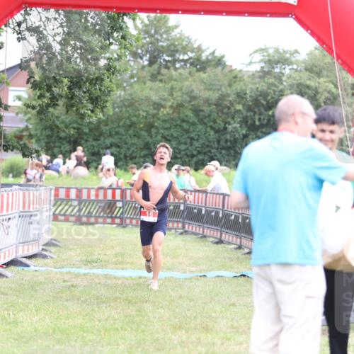 21.06.2026 - 29. Vierlanden-Triathlon Andreas Tolksdorf http://msf.ph/oto/9889573 21.06.2026 12:39:34 Ziel 16, 16 meine-sportfotos.de