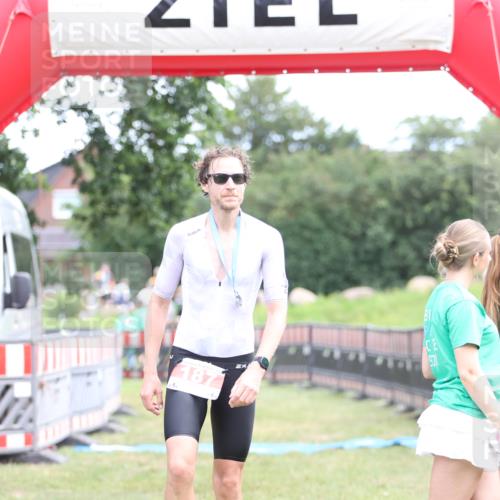 21.06.2026 - 29. Vierlanden-Triathlon Andreas Tolksdorf http://msf.ph/oto/9889608 21.06.2026 12:43:51 Ziel  meine-sportfotos.de