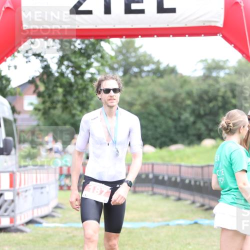 21.06.2026 - 29. Vierlanden-Triathlon Andreas Tolksdorf http://msf.ph/oto/9889610 21.06.2026 12:43:51 Ziel  meine-sportfotos.de