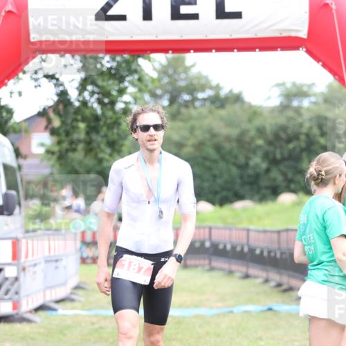 21.06.2026 - 29. Vierlanden-Triathlon Andreas Tolksdorf http://msf.ph/oto/9889611 21.06.2026 12:43:51 Ziel  meine-sportfotos.de