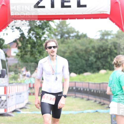 21.06.2026 - 29. Vierlanden-Triathlon Andreas Tolksdorf http://msf.ph/oto/9889613 21.06.2026 12:43:51 Ziel  meine-sportfotos.de