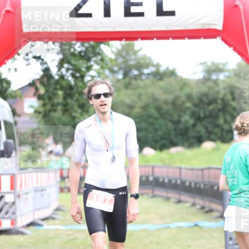 21.06.2026 - 29. Vierlanden-Triathlon Andreas Tolksdorf http://msf.ph/oto/9889615 21.06.2026 12:43:51 Ziel  meine-sportfotos.de