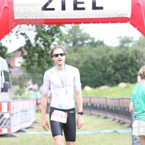 21.06.2026 - 29. Vierlanden-Triathlon Andreas Tolksdorf http://msf.ph/oto/9889616 21.06.2026 12:43:51 Ziel  meine-sportfotos.de