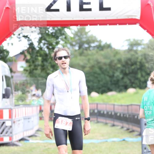 21.06.2026 - 29. Vierlanden-Triathlon Andreas Tolksdorf http://msf.ph/oto/9889617 21.06.2026 12:43:51 Ziel  meine-sportfotos.de