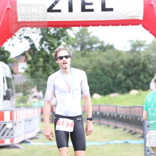 21.06.2026 - 29. Vierlanden-Triathlon Andreas Tolksdorf http://msf.ph/oto/9889618 21.06.2026 12:43:51 Ziel  meine-sportfotos.de