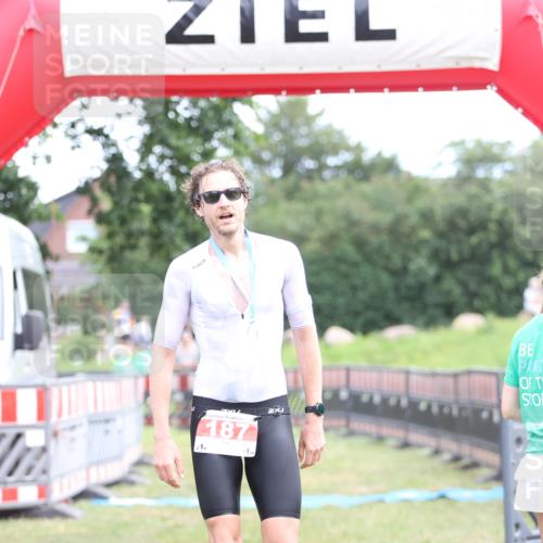 21.06.2026 - 29. Vierlanden-Triathlon Andreas Tolksdorf http://msf.ph/oto/9889619 21.06.2026 12:43:51 Ziel  meine-sportfotos.de