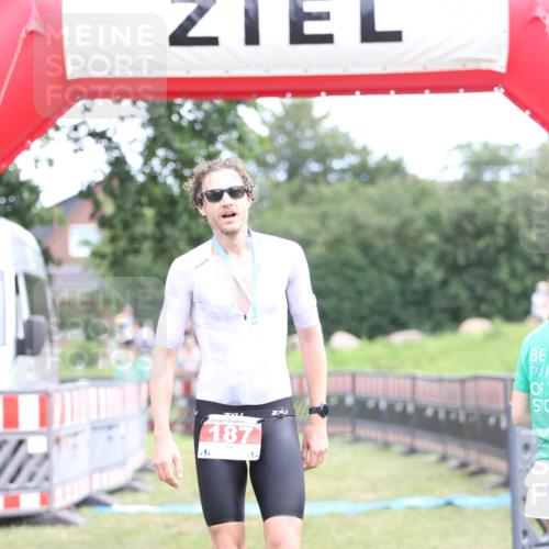 21.06.2026 - 29. Vierlanden-Triathlon Andreas Tolksdorf http://msf.ph/oto/9889620 21.06.2026 12:43:51 Ziel  meine-sportfotos.de