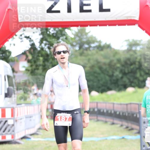 21.06.2026 - 29. Vierlanden-Triathlon Andreas Tolksdorf http://msf.ph/oto/9889621 21.06.2026 12:43:51 Ziel  meine-sportfotos.de