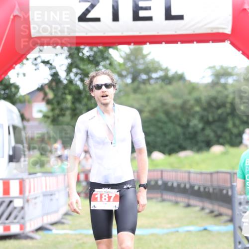 21.06.2026 - 29. Vierlanden-Triathlon Andreas Tolksdorf http://msf.ph/oto/9889622 21.06.2026 12:43:51 Ziel  meine-sportfotos.de