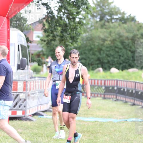 21.06.2026 - 29. Vierlanden-Triathlon Andreas Tolksdorf http://msf.ph/oto/9889643 21.06.2026 12:44:21 Ziel 819, 819 meine-sportfotos.de