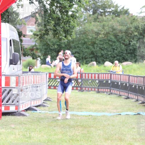 21.06.2026 - 29. Vierlanden-Triathlon Andreas Tolksdorf http://msf.ph/oto/9889651 21.06.2026 12:44:37 Ziel 667, 667 meine-sportfotos.de