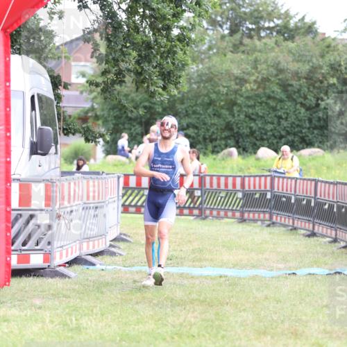 21.06.2026 - 29. Vierlanden-Triathlon Andreas Tolksdorf http://msf.ph/oto/9889654 21.06.2026 12:44:37 Ziel 667, 667 meine-sportfotos.de