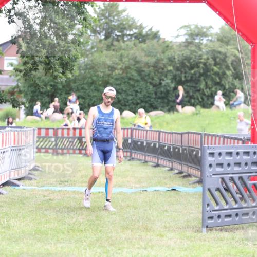 21.06.2026 - 29. Vierlanden-Triathlon Andreas Tolksdorf http://msf.ph/oto/9889657 21.06.2026 12:44:39 Ziel 667, 667 meine-sportfotos.de