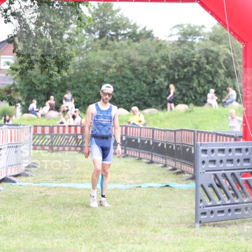 21.06.2026 - 29. Vierlanden-Triathlon Andreas Tolksdorf http://msf.ph/oto/9889659 21.06.2026 12:44:39 Ziel 667, 667 meine-sportfotos.de