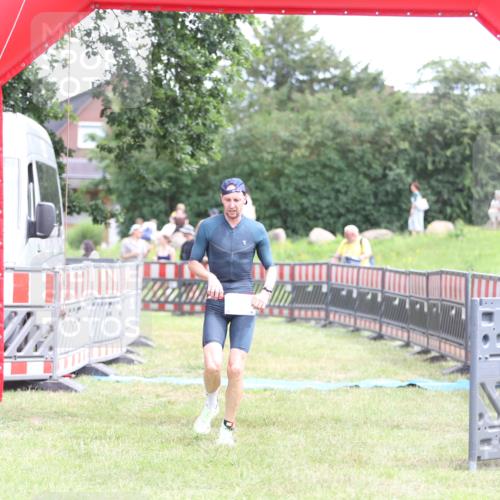 21.06.2026 - 29. Vierlanden-Triathlon Andreas Tolksdorf http://msf.ph/oto/9889680 21.06.2026 12:45:48 Ziel 686, 686 meine-sportfotos.de