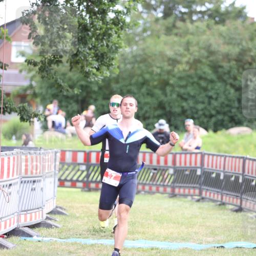 21.06.2026 - 29. Vierlanden-Triathlon Andreas Tolksdorf http://msf.ph/oto/9889711 21.06.2026 12:46:26 Ziel 12, 57, 12, 57 meine-sportfotos.de