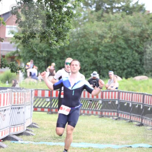 21.06.2026 - 29. Vierlanden-Triathlon Andreas Tolksdorf http://msf.ph/oto/9889712 21.06.2026 12:46:26 Ziel 12, 57, 12, 57 meine-sportfotos.de