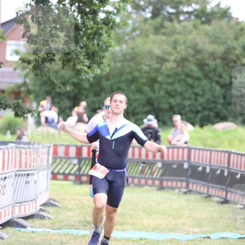 21.06.2026 - 29. Vierlanden-Triathlon Andreas Tolksdorf http://msf.ph/oto/9889713 21.06.2026 12:46:26 Ziel 12, 57, 12, 57 meine-sportfotos.de