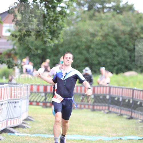 21.06.2026 - 29. Vierlanden-Triathlon Andreas Tolksdorf http://msf.ph/oto/9889714 21.06.2026 12:46:26 Ziel 12, 57, 12, 57 meine-sportfotos.de