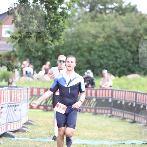 21.06.2026 - 29. Vierlanden-Triathlon Andreas Tolksdorf http://msf.ph/oto/9889716 21.06.2026 12:46:26 Ziel 12, 57, 12, 57 meine-sportfotos.de