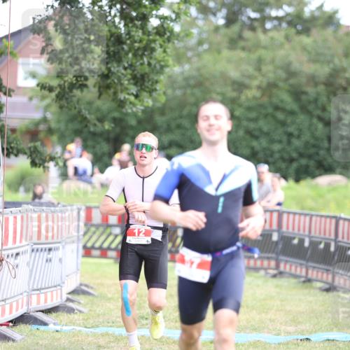 21.06.2026 - 29. Vierlanden-Triathlon Andreas Tolksdorf http://msf.ph/oto/9889718 21.06.2026 12:46:27 Ziel 12, 57, 12, 57 meine-sportfotos.de