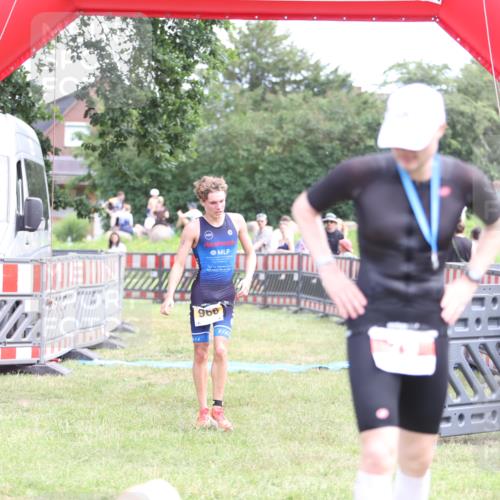 21.06.2026 - 29. Vierlanden-Triathlon Andreas Tolksdorf http://msf.ph/oto/9889888 21.06.2026 12:49:35 Ziel 966, 966 meine-sportfotos.de