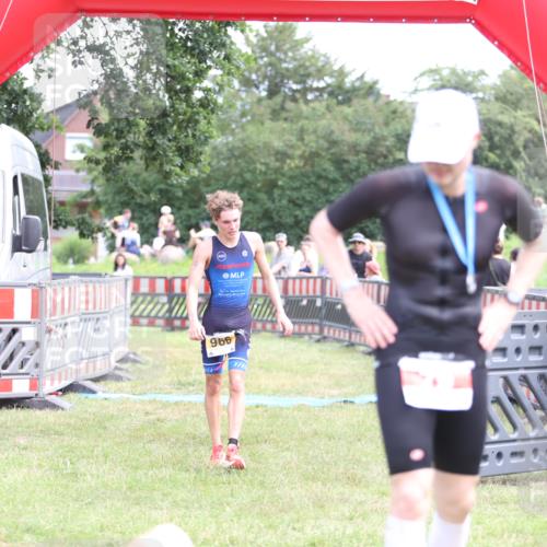 21.06.2026 - 29. Vierlanden-Triathlon Andreas Tolksdorf http://msf.ph/oto/9889889 21.06.2026 12:49:35 Ziel 966, 966 meine-sportfotos.de