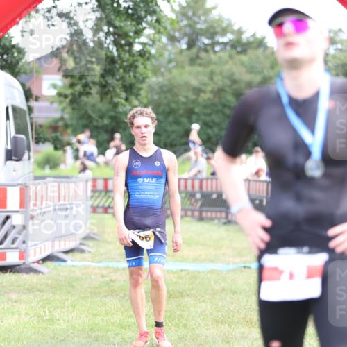 21.06.2026 - 29. Vierlanden-Triathlon Andreas Tolksdorf http://msf.ph/oto/9889898 21.06.2026 12:49:37 Ziel 966, 966 meine-sportfotos.de