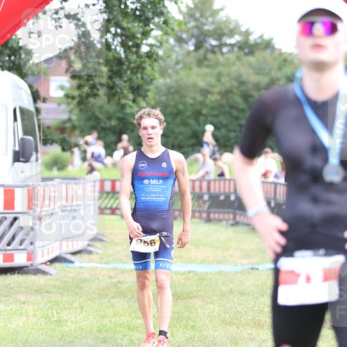21.06.2026 - 29. Vierlanden-Triathlon Andreas Tolksdorf http://msf.ph/oto/9889901 21.06.2026 12:49:37 Ziel 966, 966 meine-sportfotos.de