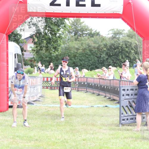 21.06.2026 - 29. Vierlanden-Triathlon Andreas Tolksdorf http://msf.ph/oto/9889921 21.06.2026 12:50:35 Ziel 84, 122, 913, 942, 955, 84, 122, 913, 942, 955 meine-sportfotos.de