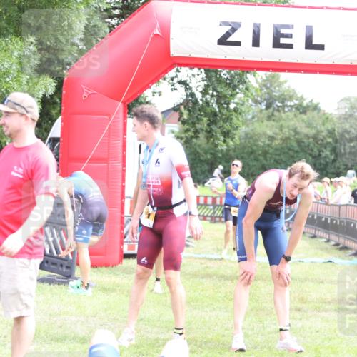 21.06.2026 - 29. Vierlanden-Triathlon Andreas Tolksdorf http://msf.ph/oto/9890035 21.06.2026 12:52:23 Ziel 917, 950, 951, 917, 950, 951 meine-sportfotos.de