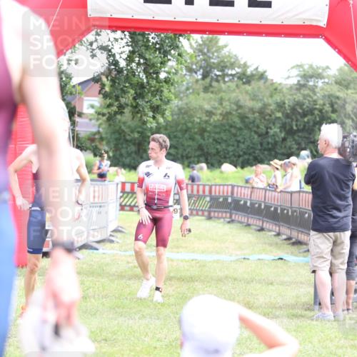 21.06.2026 - 29. Vierlanden-Triathlon Andreas Tolksdorf http://msf.ph/oto/9890040 21.06.2026 12:52:45 Ziel 56, 977, 56, 977 meine-sportfotos.de