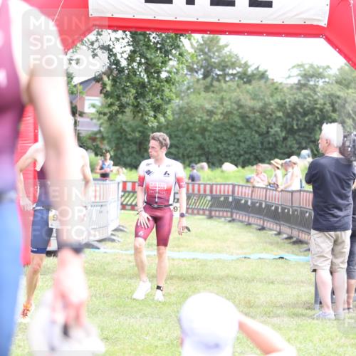 21.06.2026 - 29. Vierlanden-Triathlon Andreas Tolksdorf http://msf.ph/oto/9890041 21.06.2026 12:52:46 Ziel 56, 977, 56, 977 meine-sportfotos.de
