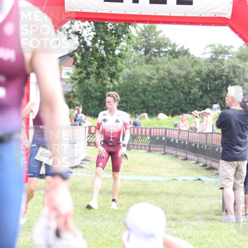 21.06.2026 - 29. Vierlanden-Triathlon Andreas Tolksdorf http://msf.ph/oto/9890043 21.06.2026 12:52:46 Ziel 56, 977, 56, 977 meine-sportfotos.de