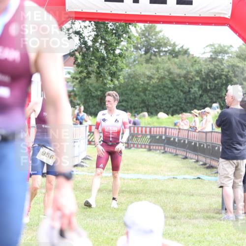 21.06.2026 - 29. Vierlanden-Triathlon Andreas Tolksdorf http://msf.ph/oto/9890044 21.06.2026 12:52:46 Ziel 56, 977, 56, 977 meine-sportfotos.de
