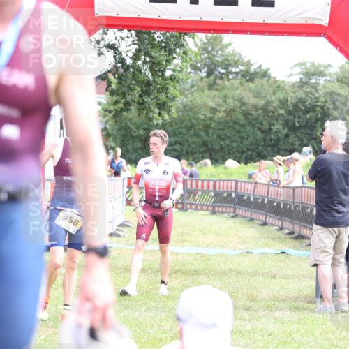 21.06.2026 - 29. Vierlanden-Triathlon Andreas Tolksdorf http://msf.ph/oto/9890045 21.06.2026 12:52:46 Ziel 56, 977, 56, 977 meine-sportfotos.de