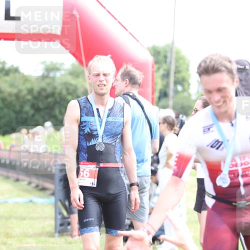 21.06.2026 - 29. Vierlanden-Triathlon Andreas Tolksdorf http://msf.ph/oto/9890055 21.06.2026 12:53:07 Ziel 944, 962, 944, 962 meine-sportfotos.de