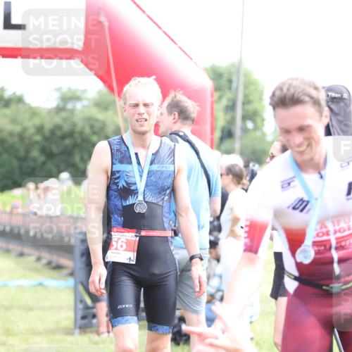 21.06.2026 - 29. Vierlanden-Triathlon Andreas Tolksdorf http://msf.ph/oto/9890056 21.06.2026 12:53:07 Ziel 944, 962, 944, 962 meine-sportfotos.de