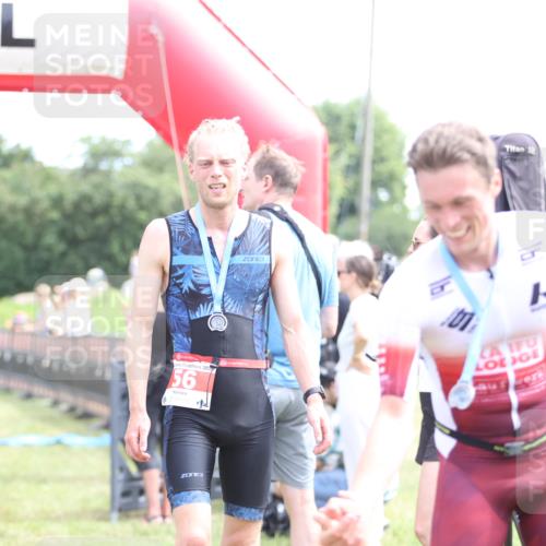 21.06.2026 - 29. Vierlanden-Triathlon Andreas Tolksdorf http://msf.ph/oto/9890057 21.06.2026 12:53:07 Ziel 944, 962, 944, 962 meine-sportfotos.de