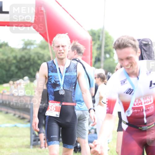 21.06.2026 - 29. Vierlanden-Triathlon Andreas Tolksdorf http://msf.ph/oto/9890058 21.06.2026 12:53:07 Ziel 944, 962, 944, 962 meine-sportfotos.de