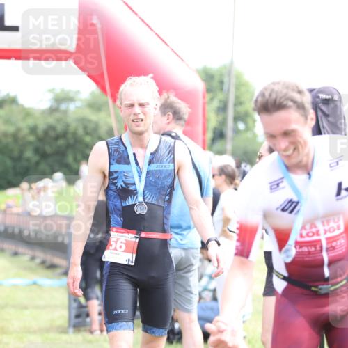21.06.2026 - 29. Vierlanden-Triathlon Andreas Tolksdorf http://msf.ph/oto/9890059 21.06.2026 12:53:07 Ziel 944, 962, 944, 962 meine-sportfotos.de