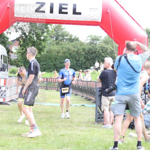 21.06.2026 - 29. Vierlanden-Triathlon Andreas Tolksdorf http://msf.ph/oto/9890082 21.06.2026 12:53:49 Ziel 911, 916, 937, 967, 972, 911, 916, 937, 967, 972 meine-sportfotos.de