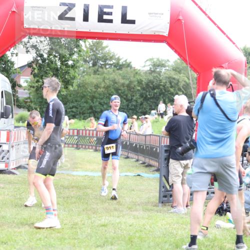 21.06.2026 - 29. Vierlanden-Triathlon Andreas Tolksdorf http://msf.ph/oto/9890083 21.06.2026 12:53:50 Ziel 911, 916, 937, 967, 972, 911, 916, 937, 967, 972 meine-sportfotos.de