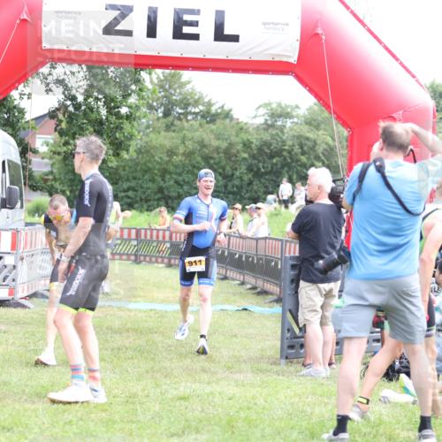21.06.2026 - 29. Vierlanden-Triathlon Andreas Tolksdorf http://msf.ph/oto/9890084 21.06.2026 12:53:50 Ziel 911, 916, 937, 967, 972, 911, 916, 937, 967, 972 meine-sportfotos.de