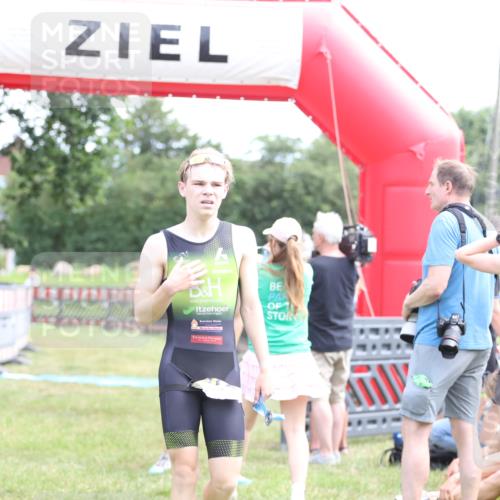 21.06.2026 - 29. Vierlanden-Triathlon Andreas Tolksdorf http://msf.ph/oto/9890092 21.06.2026 12:54:00 Ziel 967, 967 meine-sportfotos.de
