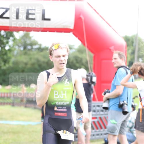 21.06.2026 - 29. Vierlanden-Triathlon Andreas Tolksdorf http://msf.ph/oto/9890093 21.06.2026 12:54:00 Ziel 967, 967 meine-sportfotos.de