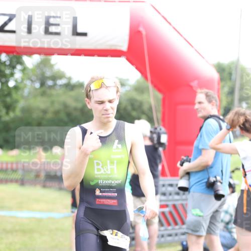 21.06.2026 - 29. Vierlanden-Triathlon Andreas Tolksdorf http://msf.ph/oto/9890094 21.06.2026 12:54:00 Ziel 967, 967 meine-sportfotos.de
