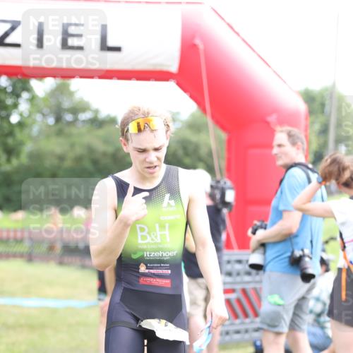 21.06.2026 - 29. Vierlanden-Triathlon Andreas Tolksdorf http://msf.ph/oto/9890095 21.06.2026 12:54:01 Ziel  meine-sportfotos.de