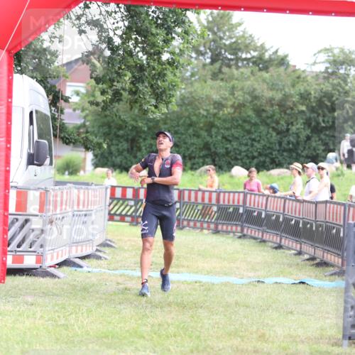 21.06.2026 - 29. Vierlanden-Triathlon Andreas Tolksdorf http://msf.ph/oto/9890098 21.06.2026 12:54:14 Ziel 938, 938 meine-sportfotos.de